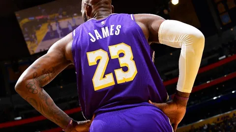 申花以3-2逆转海港，勇夺超级杯，成功卫冕，2025年2月8日逆风翻盘